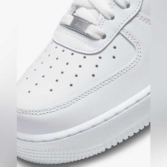 Nike Air Force 1 ‘07 Triple White Size 8 Mens Low 2022 CW2288-111 - Picture 2 of 10